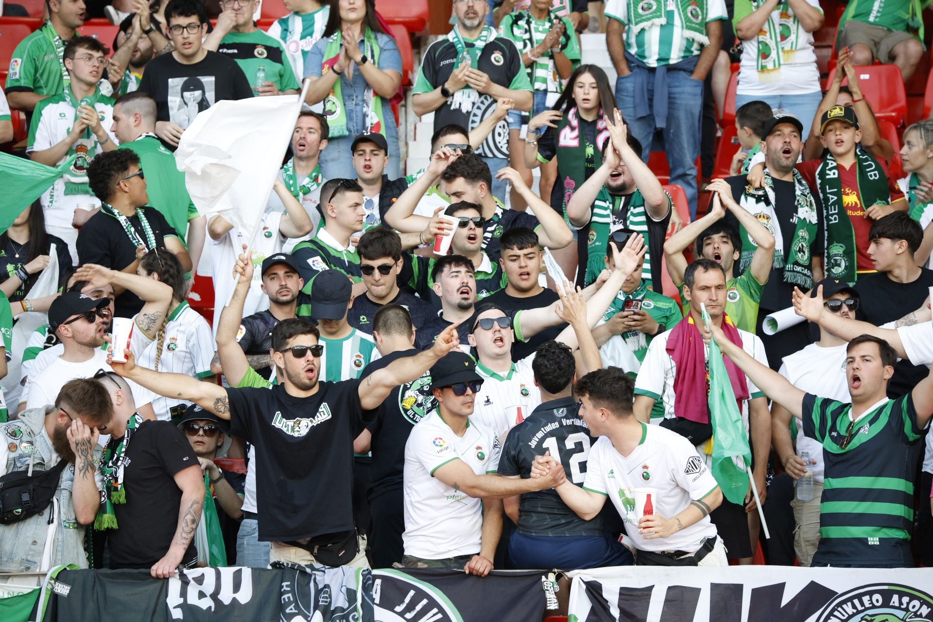 Los aficionados del Racing recorrieron los 933 kilómetros que median entre Santander y Almería para apoyar al Racing.