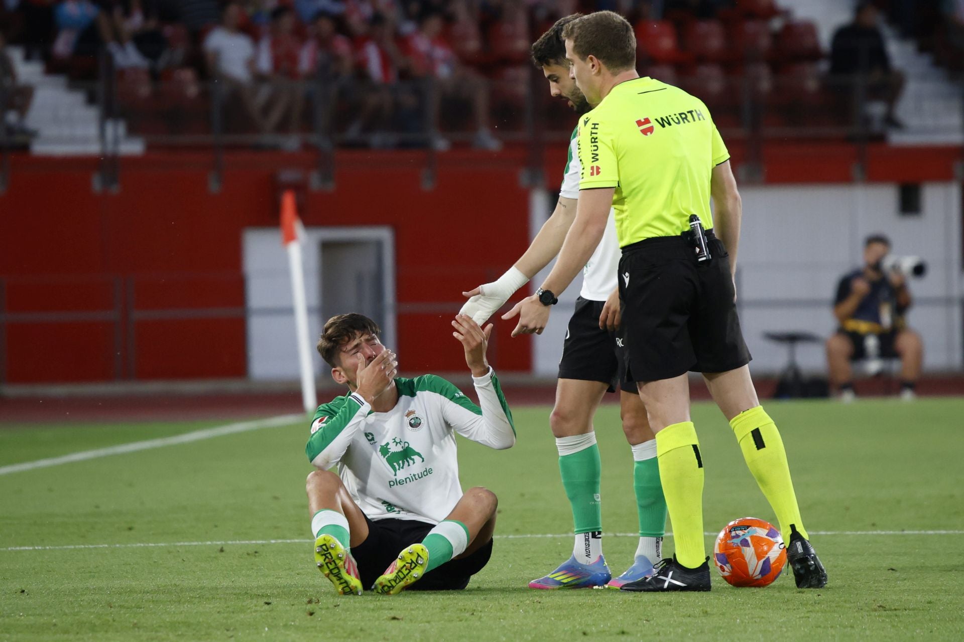 Vencendor se duele en el suelo tras un golpe con un jugador del Almería