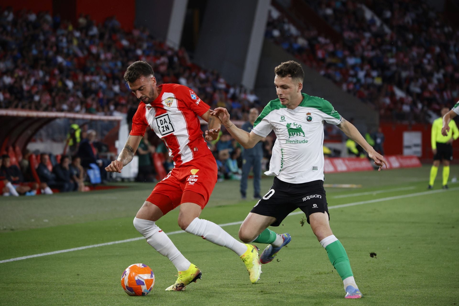 Íñigo Vicente trata de robar el balón a un rival