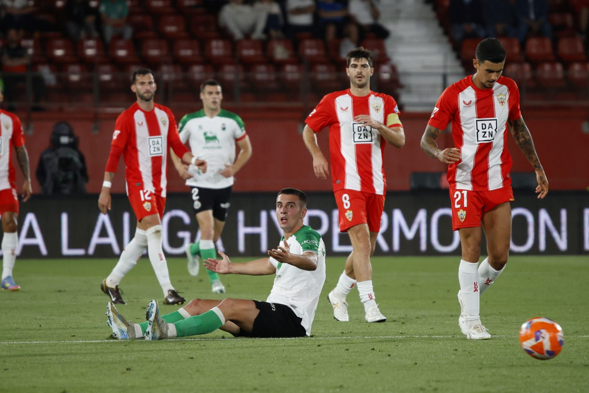 Karrikaburu resbaló en las inmediaciones del área y no pudo llegar a un balón