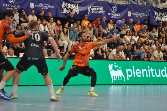 Guilherme Linhares pasa el balón en el encuentro ante el Benidorm.