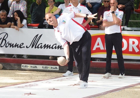 Jesús Salmón, al tiro durante el partido de este domingo en Las Fraguas.