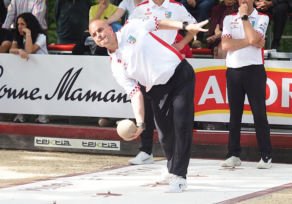 Jesús Salmón, al tiro durante el partido de este domingo en Las Fraguas.