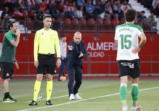 José Alberto da indicaciones a Marco Sangalli en el partido ante el Almería.
