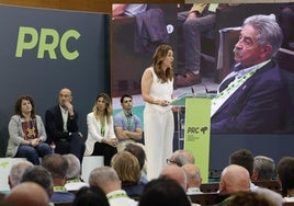 Paula Fernández interviene en la convención ante la mirada de Revilla.