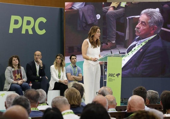 Paula Fernández interviene en la convención ante la mirada de Revilla.