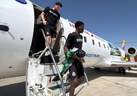 Parera y Maguette Guete descienden del avión ya en la ciudad andaluza.