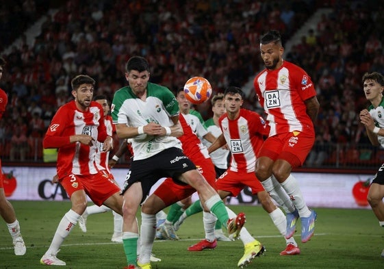 Aldasoro se protege del impacto del balón en una jugada ante el Almería