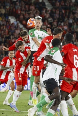 Arana intenta cabecear el balón entre varios jugadores andaluces.
