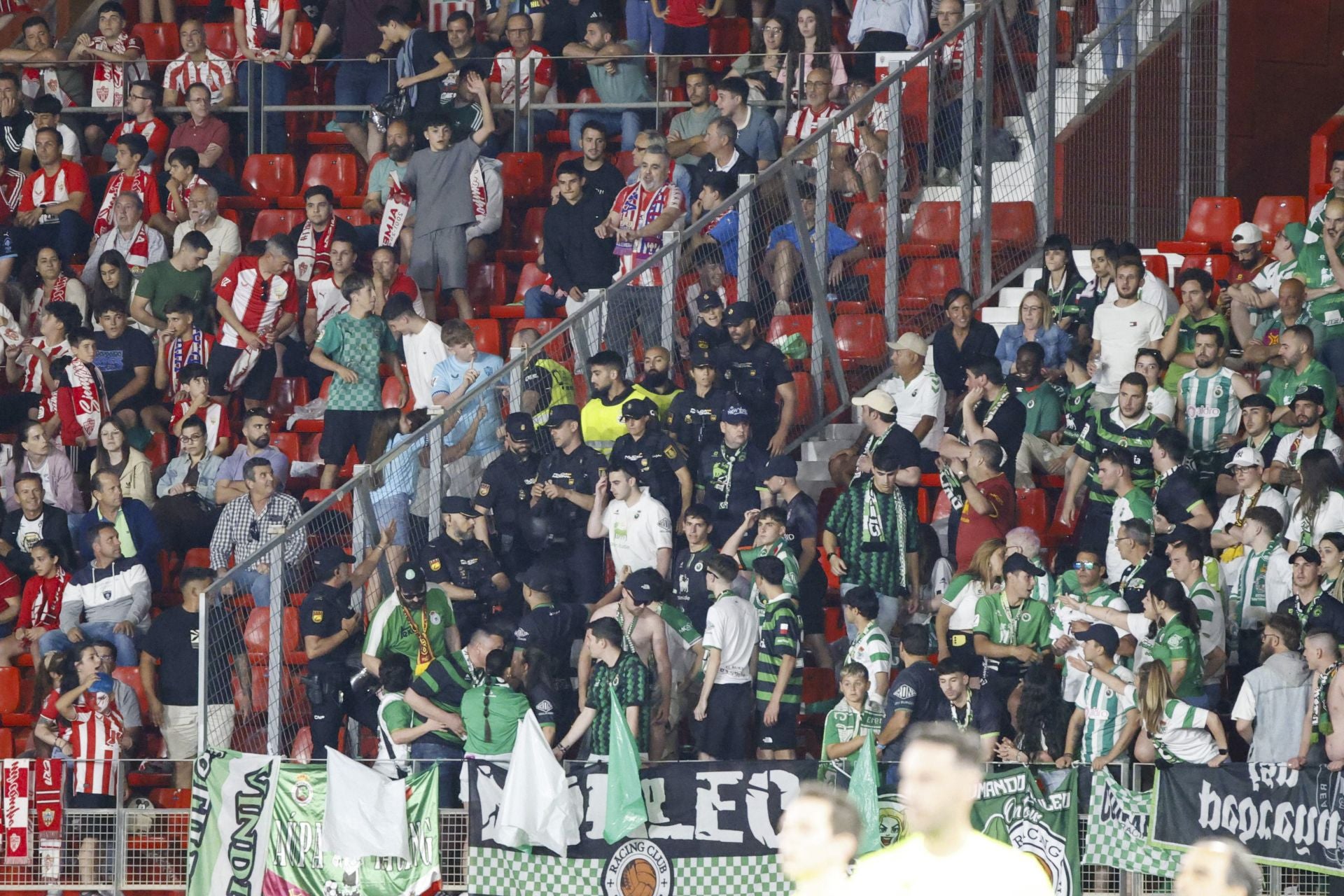 Los aficionados del Racing no dejaron de animar durante todo el partido