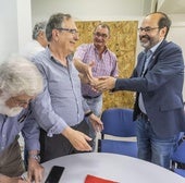 José Luis Urraca recibe las felicitaciones de sus compañeros de partido en Torrelavega