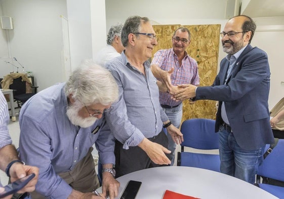 José Luis Urraca recibe la felicitación de José Manuel Cruz Viadero, que sigue como presidente de la Agrupación Socialista. roberto ruiz