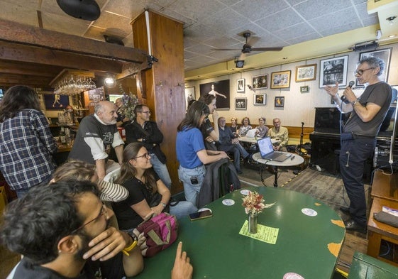 Francisco Carrera presenta a las investigadoras del Idival Ana Peleteiro y Marta Díaz, ayer, en el bar Rvbicón de Santander.