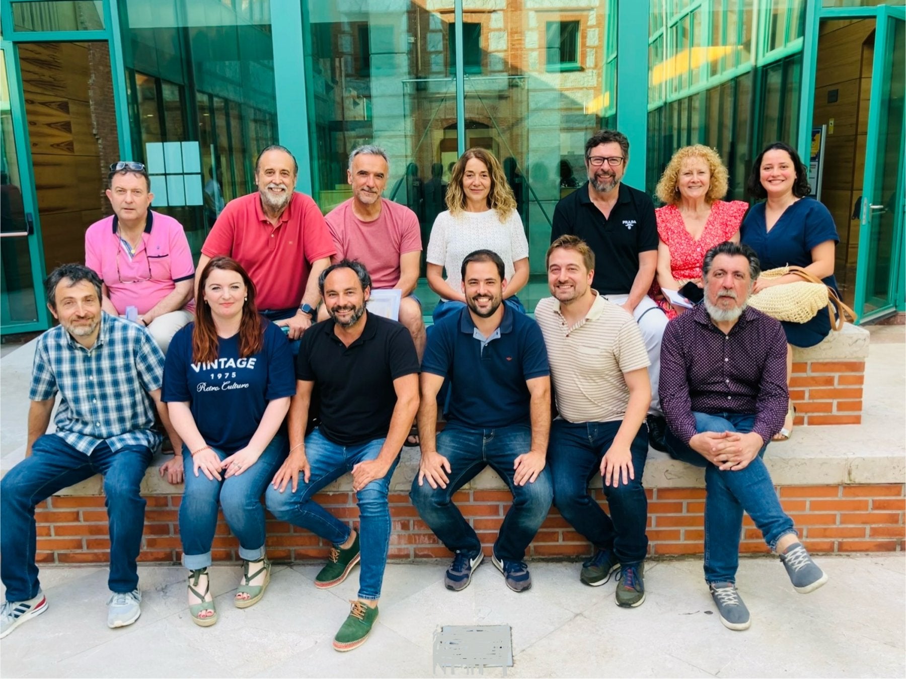 El Gremio de Editores se reunió el pasado verano para certificar el relevo de su directiva. Abajo: Carlos Alútz (Los cántabros), Eva Fernández (Cáprica), Gerardo Bezanilla (Beusual), David Perujo (Mora Mora), David Pérez (Fanes) y Javier Fernández Rubio (El Desvelo). Arriba: Ramón Villegas (Librucos), Jesús Herrán (Valnera), Esteban Ruiz (Contenidos), Rocío Herrera (Descubrir), Carlos Alcorta (Libros del Aire), Ángeles de la Gala (Valnera) y Georgina del Río (Mora Mora). DM