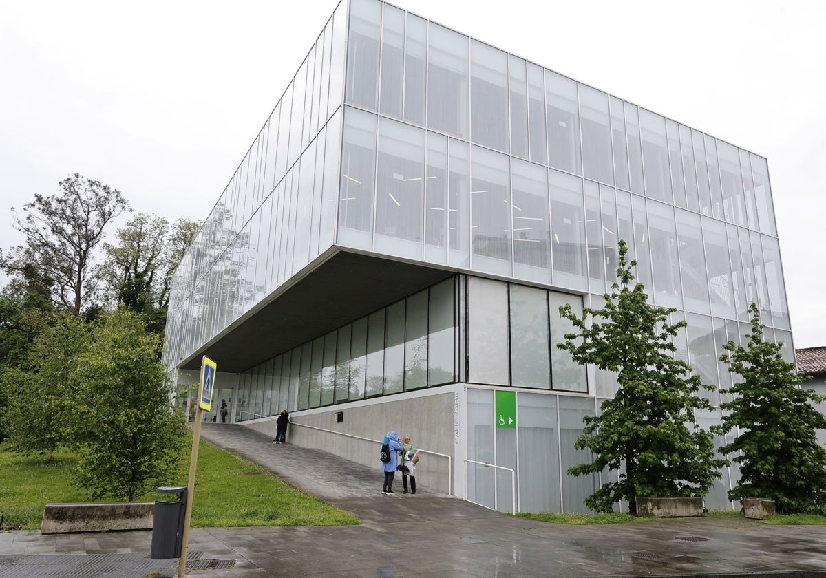 Zona de acceso al Centro Público de Educación de Personas Adultas Caligrama, en Torrelavega.
