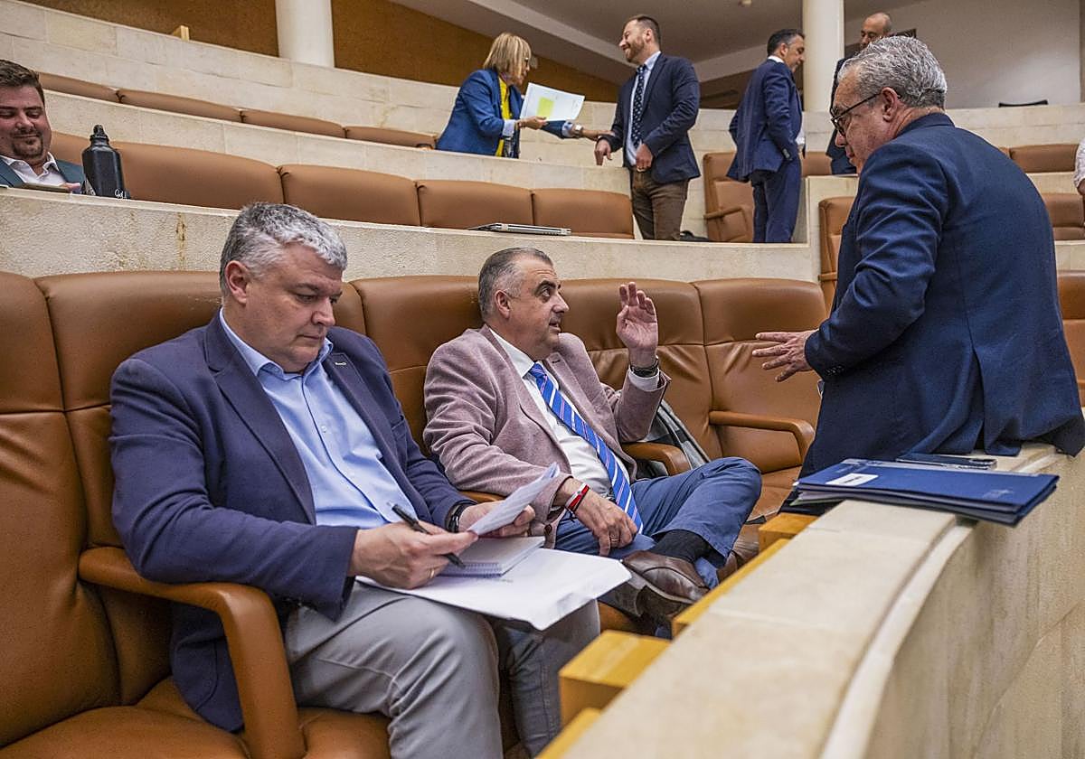 Pedro Hernando (PRC) charla con Roberto Media (PP) antes de que comience el Pleno del Parlamento.
