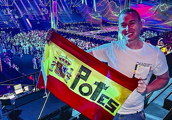 El cántabro, Lucas Cabo, posa con su bandera en el interior del St.Jakobshalle de Basilea.
