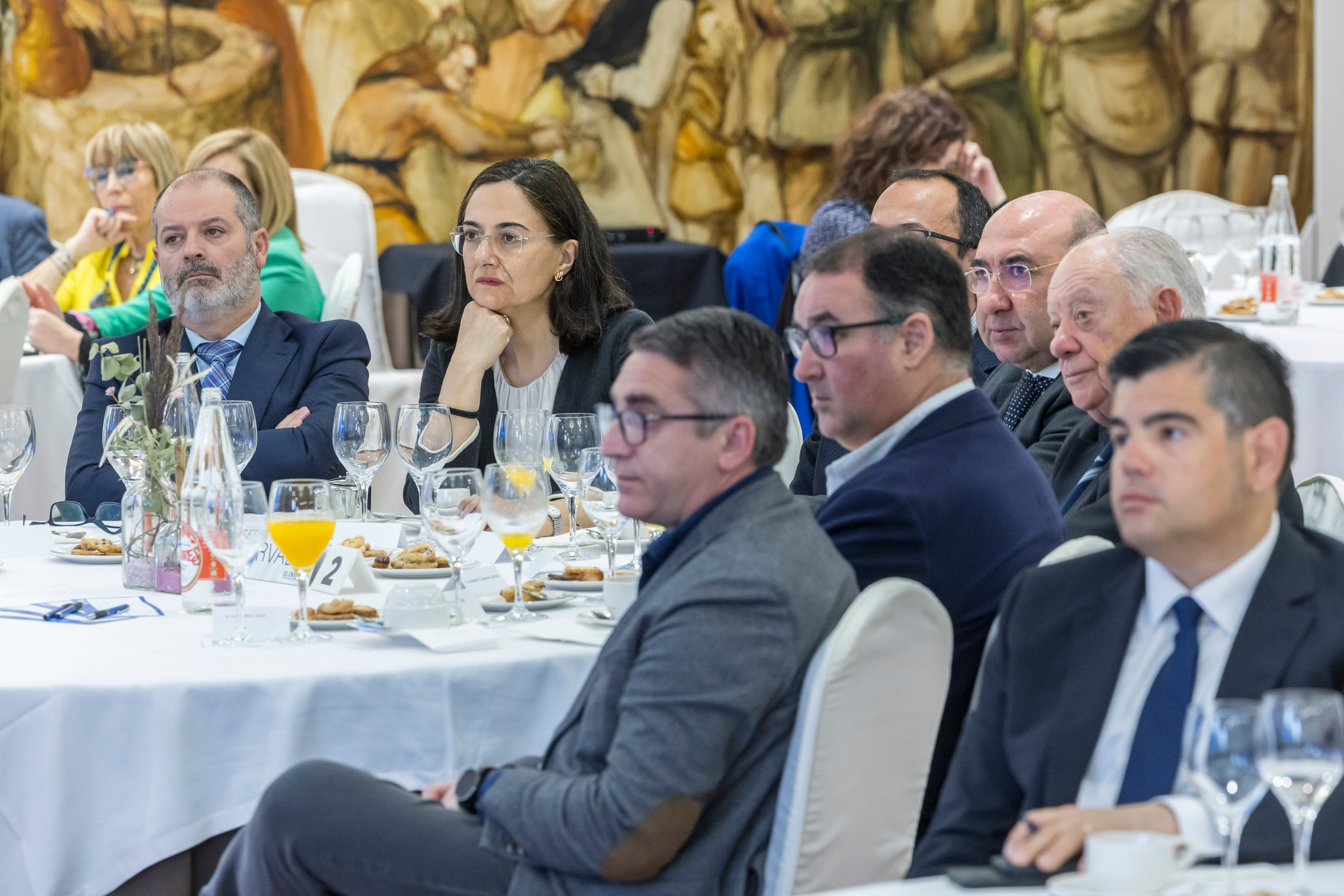 Entre los asistentes ha estado presente la rectora de la Universidad de Cantabria, Conchi López.