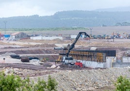 Las máquinas, trabajando este lunes en uno de los tanques de tormentas de La Pasiega.