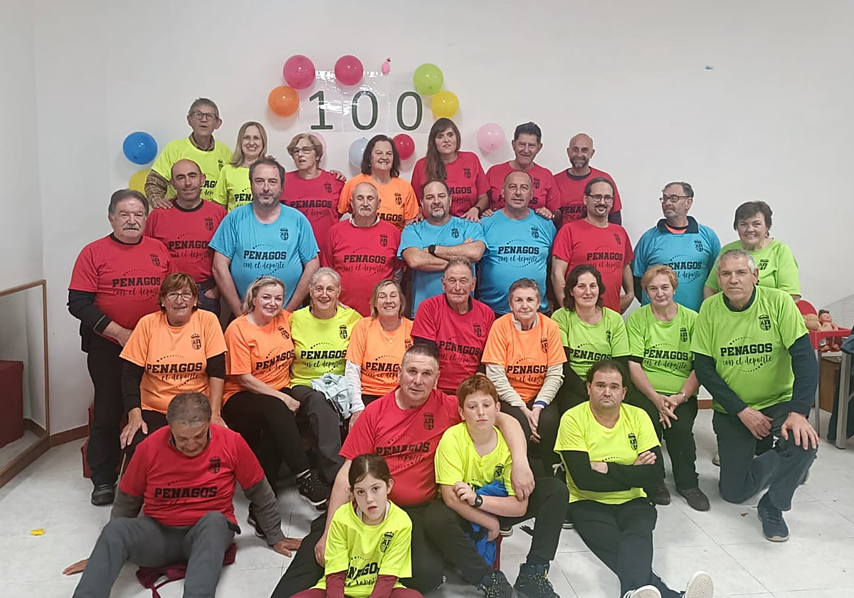 Participantes en las rutas nocturnas con la camiseta de Penagos.