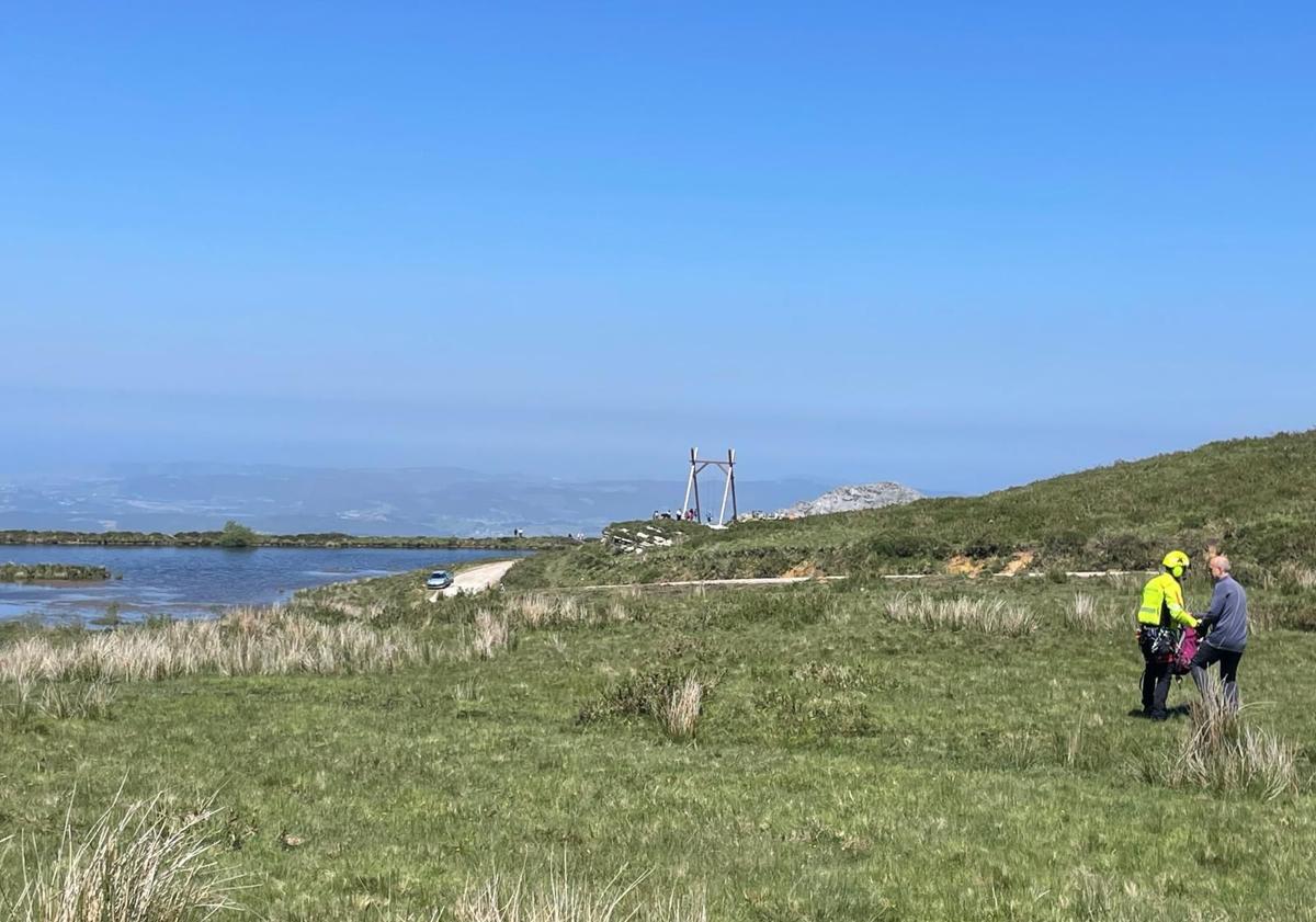Imagen principal - Muere una vecina de Gama tras ser golpeada por una roca en Los Pozos de Noja, en Miera