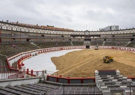 El ruedo de Cuatro Caminos ya luce la arena llegada desde una cantera de Dueñas