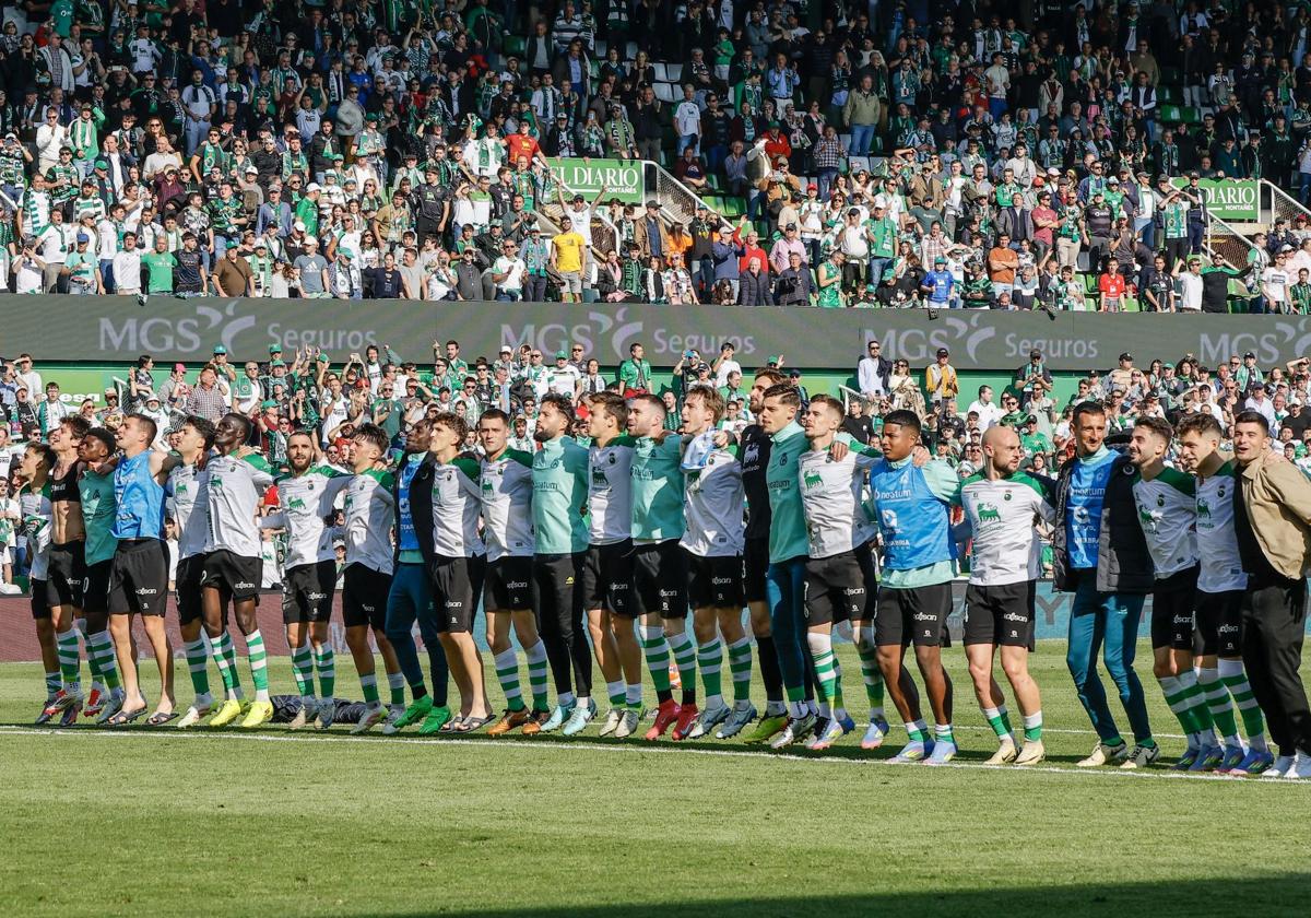 Los jugadores del Racing celebran su triunfo ante el Deportivo de La Coruña en los Campos de Sport de El Sardinero.