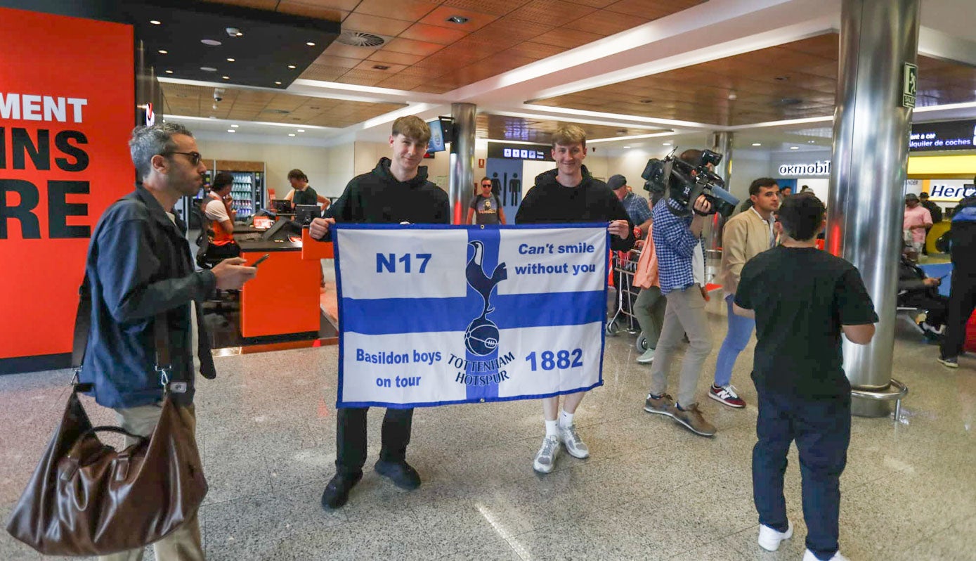 Aficionados del Tottenham muestran su bandera.