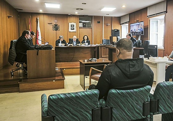El acusado, sentado, durante la primera sesión del juicio celebrado en la Audiencia Provincial de Cantabria.