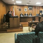 El acusado, sentado, durante la primera sesión del juicio celebrado en la Audiencia Provincial de Cantabria.