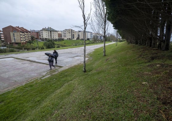 El terreno sobre el que se hará el área para autocaravanas, frente al campo de golf de Mataleñas.