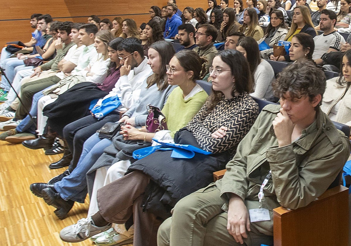 Aspirantes MIR, durante la jornada de puertas abiertas celebrada en Valdecilla.