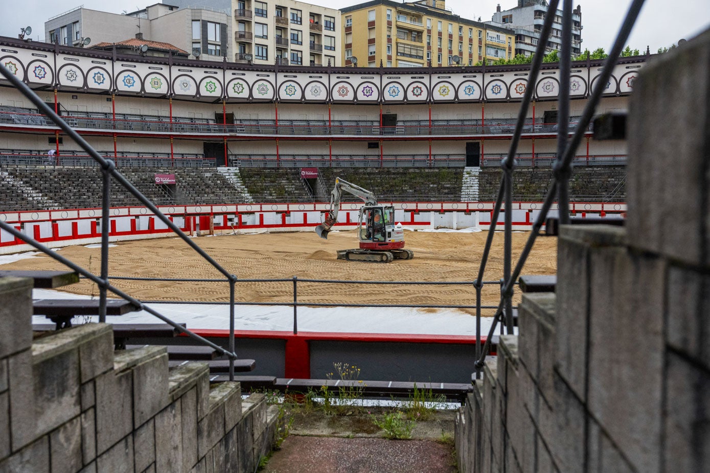 Las dimensiones del acceso al ruedo por el patio de cuadrillas obligan a introducir el material poco a poco