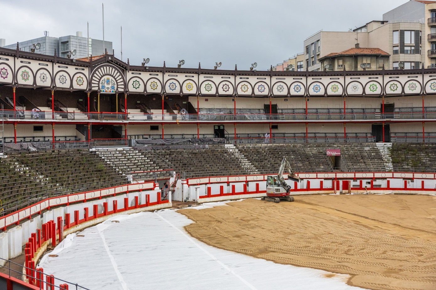 Casi la mitad del ruedo ya tiene la arena extendida