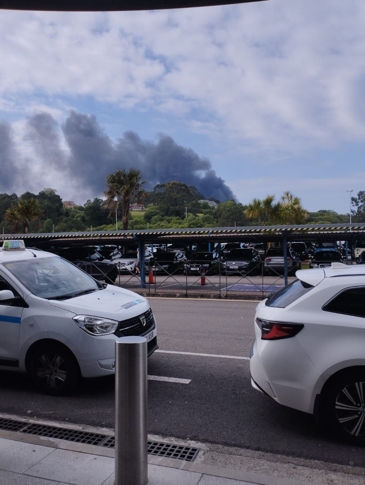 Humareda visible desde el aeropuerto Seve Ballesteros.