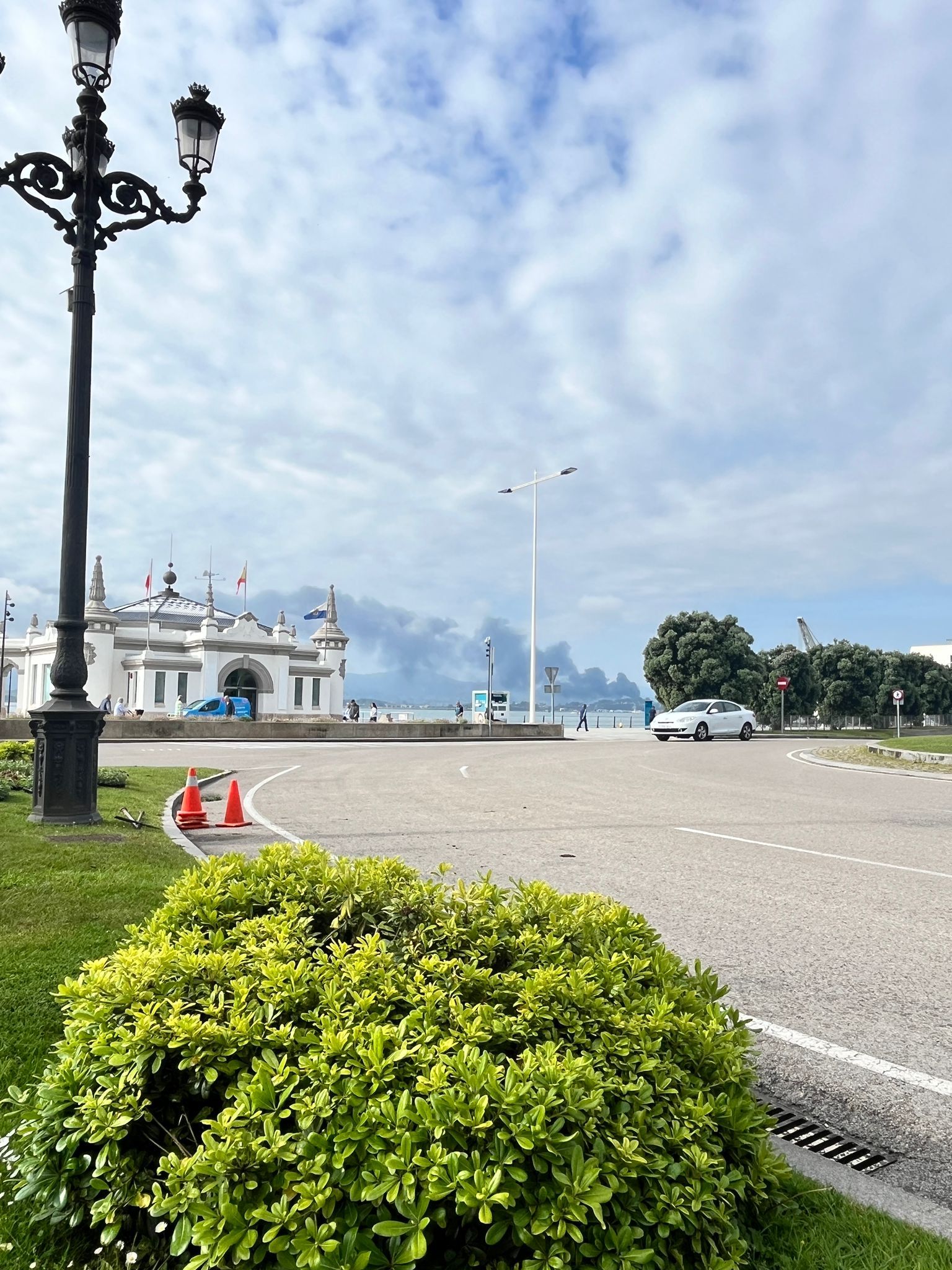 El humo se veía desde el centro de Santander. En la imagen, el Palacete del Embarcadero