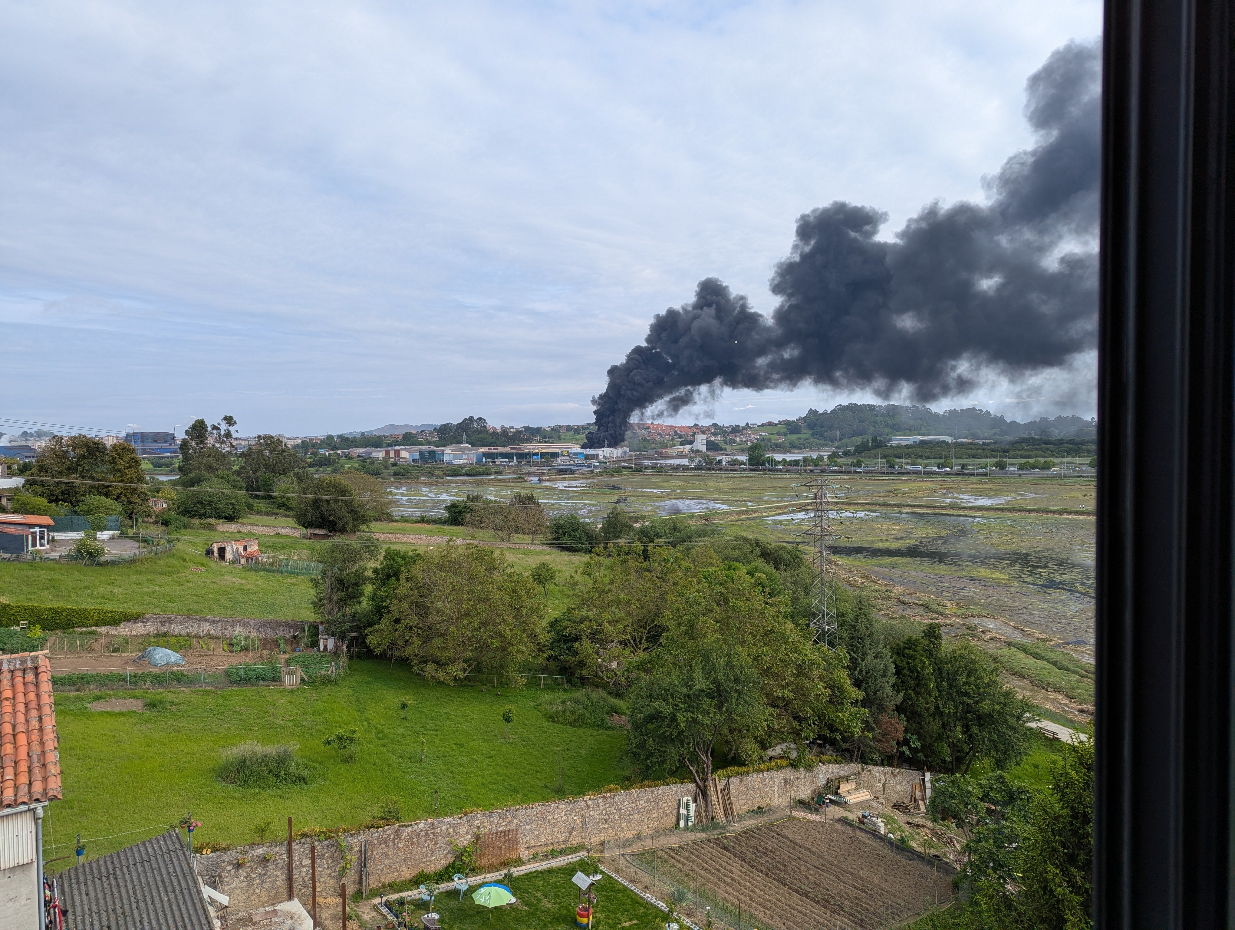 El incendio afectó a una fundición situada en el polígono de la Ría del Carmen