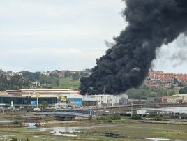 Incendio en una fundición del polígono de la Ría del Carmen