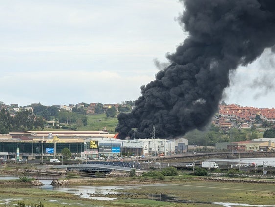 Incendio en una fundición del polígono de la Ría del Carmen