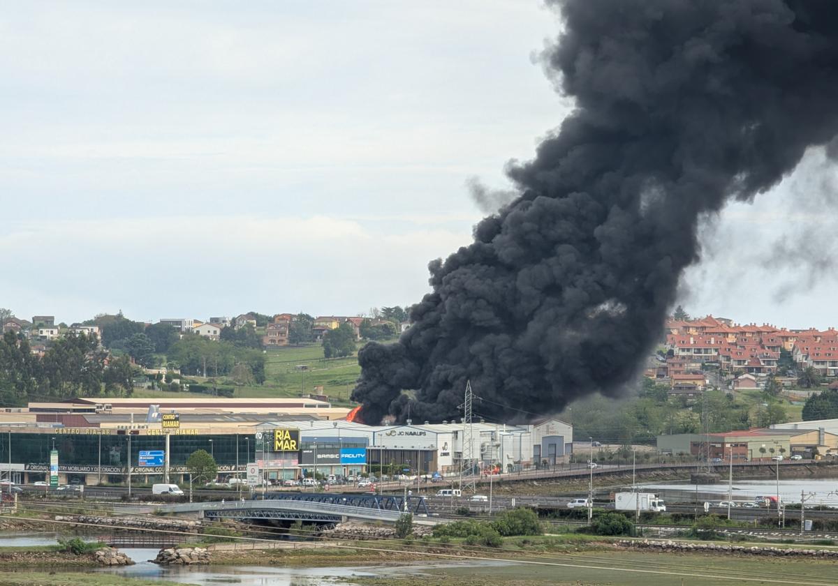 Incendio en una fundición del polígono de la Ría del Carmen