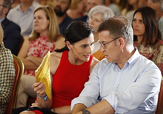 La alcaldesa de Santander, Gema Igual, conversa con Núñez Feijóo.