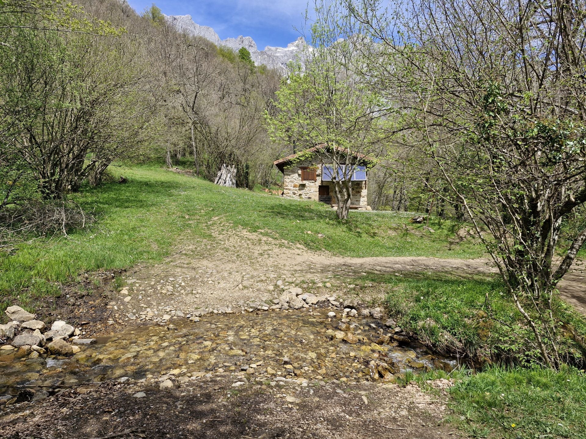 Una cabaña en medio de un paraje idílico.