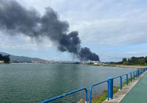 La columna de humo se extiende por la bahía de Santander.
