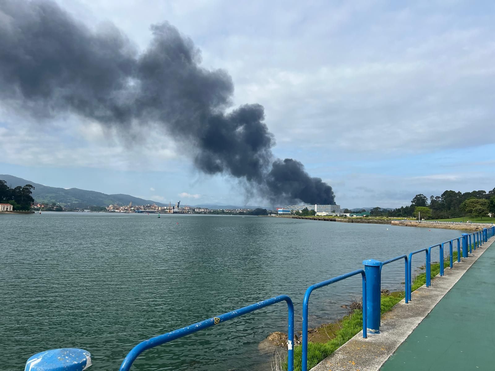 La columna de humo se extendió por todo el arco de la bahía