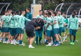 Los futbolistas hacen pasillo a José Alberto por su cumpleaños.