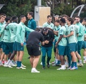 Los futbolistas hacen pasillo a José Alberto por su cumpleaños.