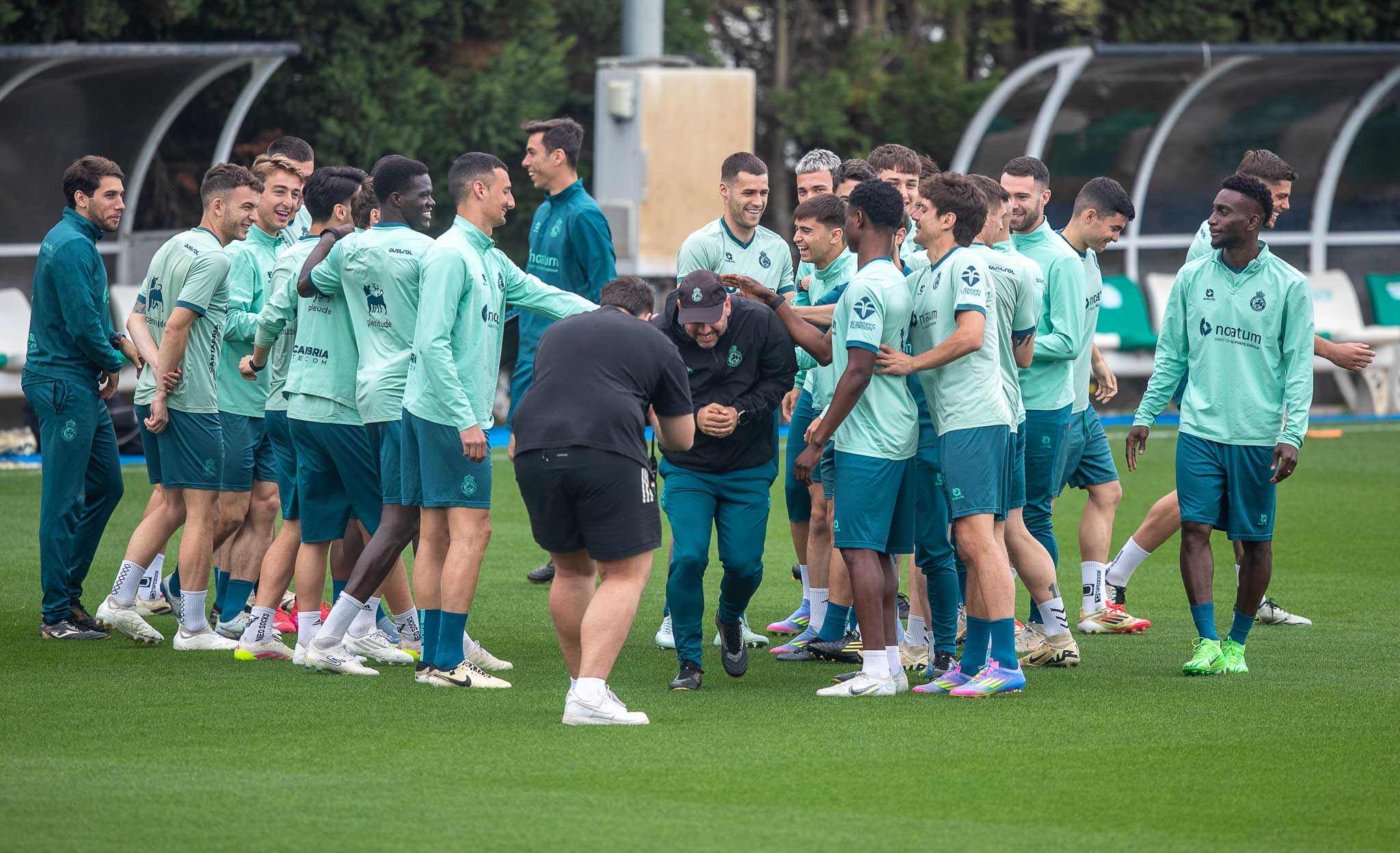 Los jugadores hacen un pasillo de collejas a José Alberto, que hoy cumple 43 años.