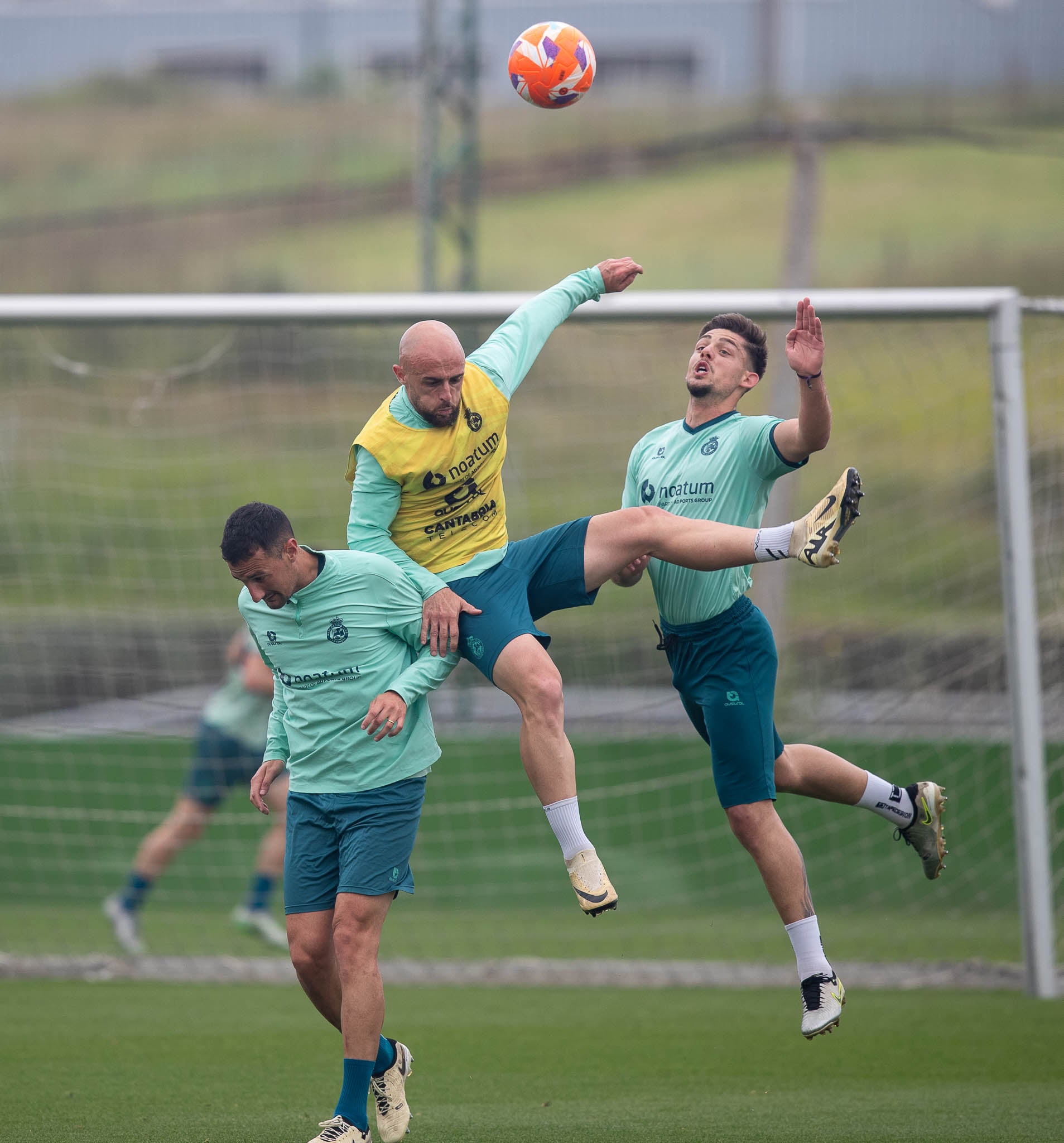 Ekain y Javi Montero pelean por alto por la pelota.