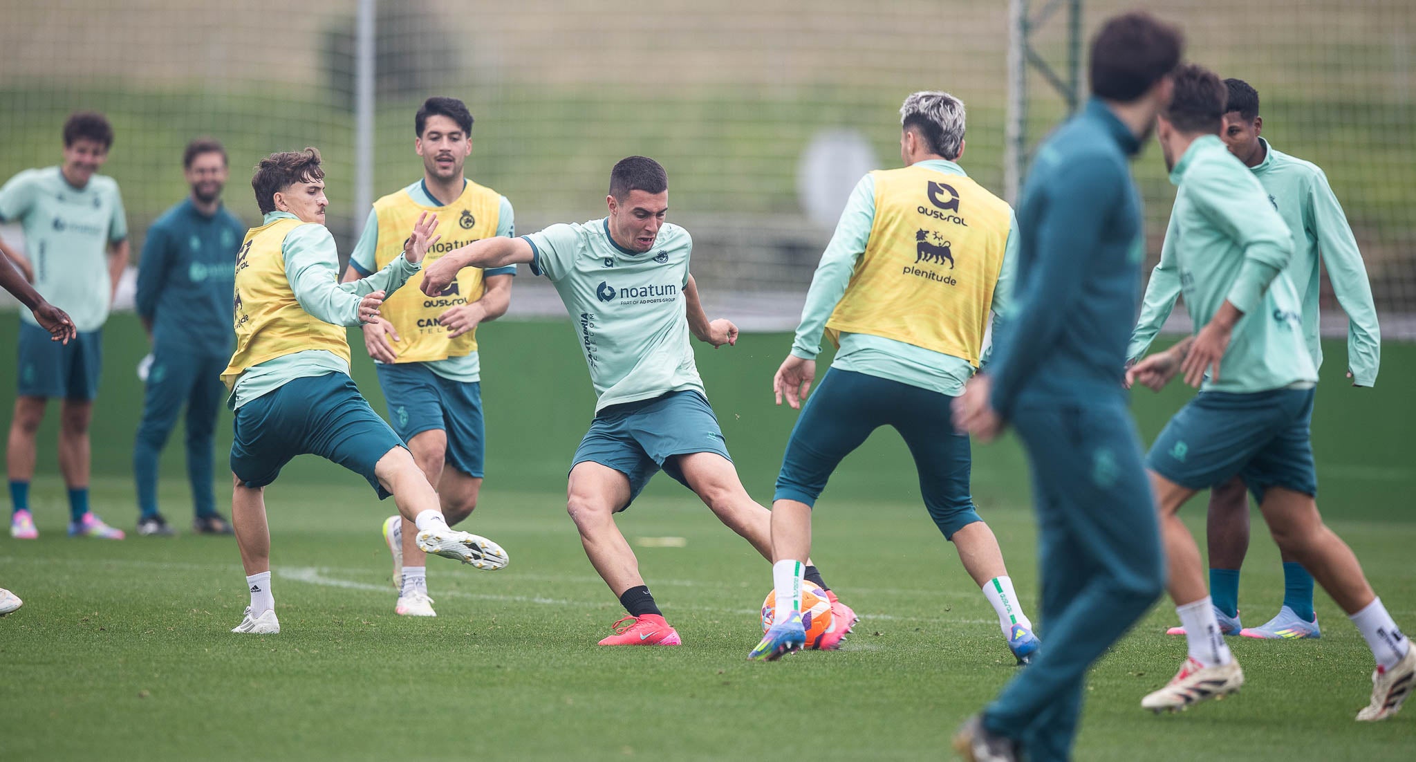 Karrikaburu controla la pelota en presencia de Arana.