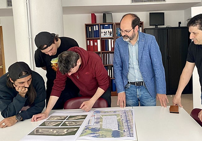 De izquierda a derecha: Darío Rey, Agustín Barreda, Enrique Santibáñez (skaters de Torrelavega que han participado en el diseño de las nuevas pistas), el concejal de Obras, José Luis Urraca, y el arquitecto del proyecto, Daniel Yábar.